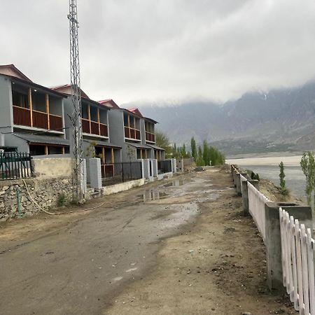 Eat And Read Hotel Skardu Exterior foto